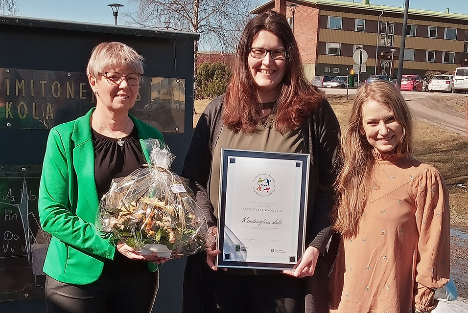 Skolans rektor och KiVa-kontaktperson mottar blommor och diplomet